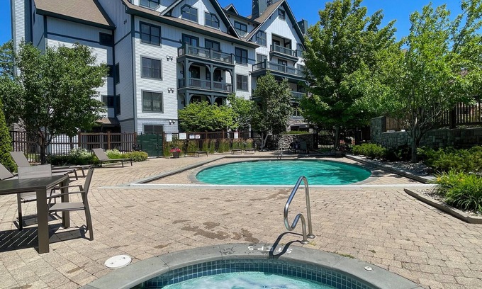 Stratton Mountain Condo | Luxury Condo*Hot Tub*Pool*Fireplace*Walk to Lifts*Near Golf Course & Fitness Ctr
