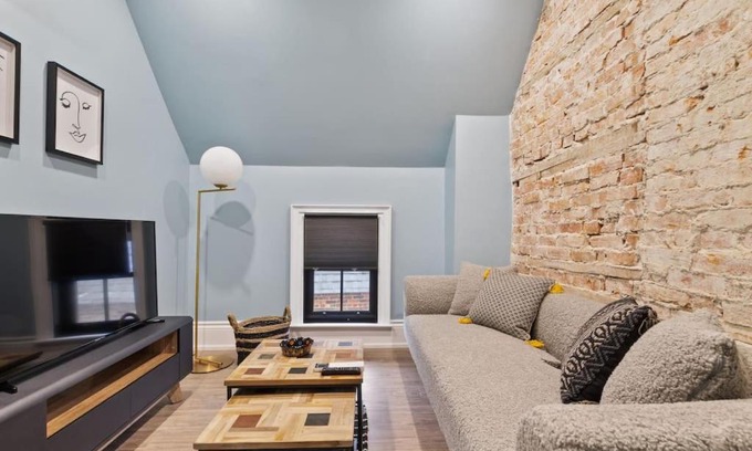 Collingwood House | Luxury Contemporary Condo in Downtown Collingwood 97044