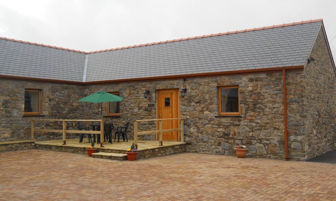 Carmarthen House | Luxury Converted Barn near Carmarthen, Pets welcome - sleeps 4