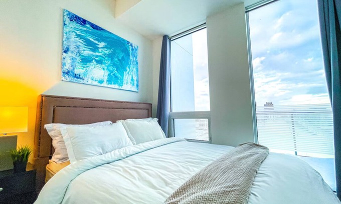 Markham Apartment | Luxury Corner View Penthouse Downtown Markham