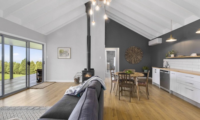 Kurrajong Heights House | Luxury cottage with big city views