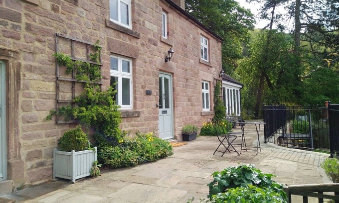 Wirksworth Cottage | Luxury Cottage with spectacular rural views, private garden, sunroom and terrace