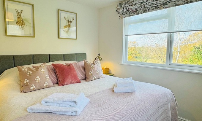Southwater Apartment | Luxury Country Cottage Retreat – Perfect for Romantic Getaways & Family Holidays, with Easy Access to Scenic Walks, Horsham’s Attractions, and Sussex’s Best Markets & Dining Experiences.