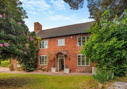 Shifnal House | Luxury Country Escape with Hot Tub perfect for Friends and Families