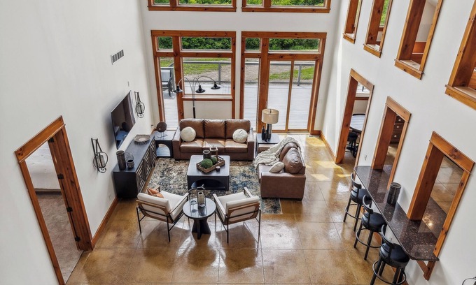 Waseca County House | Luxury Countryside Home! Sleeps 22+/Pickleball