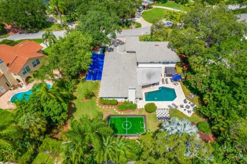 Anona Villa | Luxury Cristiano Manor 8BR w Pool - 20 Guests