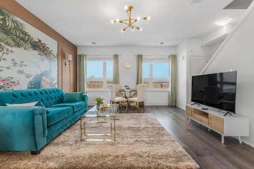 Niagara Falls House | LUXURY Designer Penthouse with Rooftop and Parking!