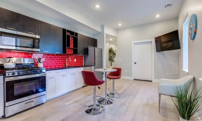 Ironbound District Apartment | Luxury Designer Theme 2BR Apt near NYC/thePATH
