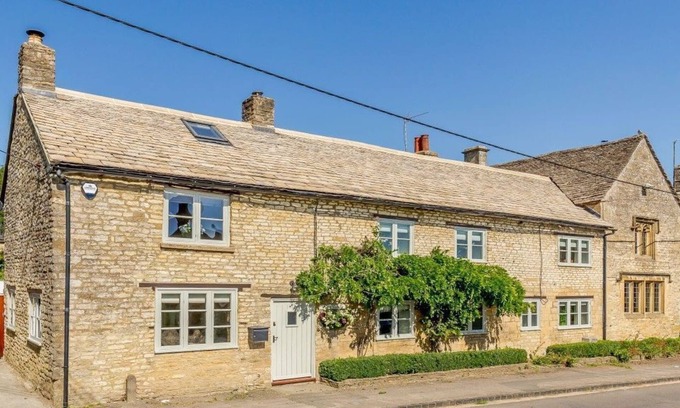 Shipton under Wychwood Cottage | Luxury dog friendly holiday cottage in the Cotswolds with a hot tub - Shaven Cottage