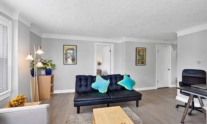 Royal Oak Apartment | Luxury Downtown Retreat - Prime Spot - Sleeps 6