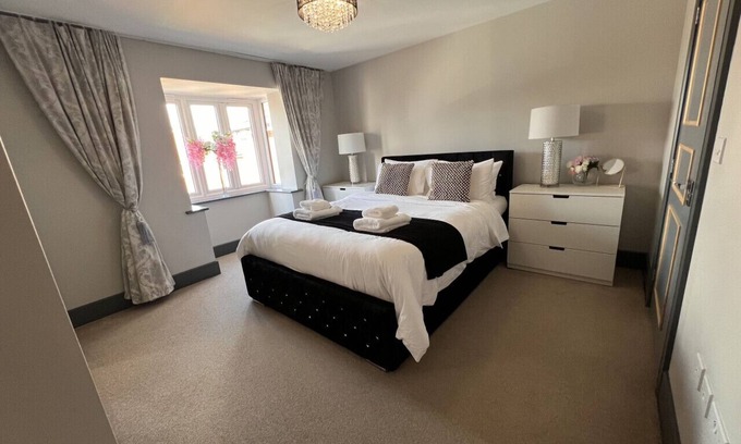 Durham House | Luxury Durham Home in DH1, Free Parking, No Fees