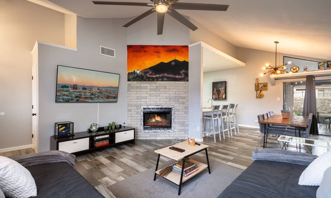Northeast El Paso House | LUXURY EL PASO THEMED HOME W/FUTURISTIC SHOWERS