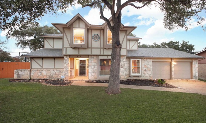 North San Antonio - SAT House | Luxury Escape: Pool, Sportscourt, Games, & Theater!