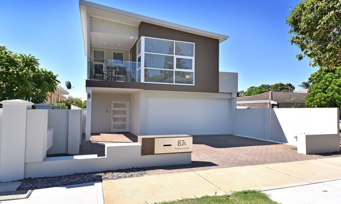 Yokine House | Luxury Family home w/2 living rooms-5min from golf course and close to CBD