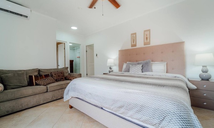 Gold Coast House | Luxury Family Home with Pool Access