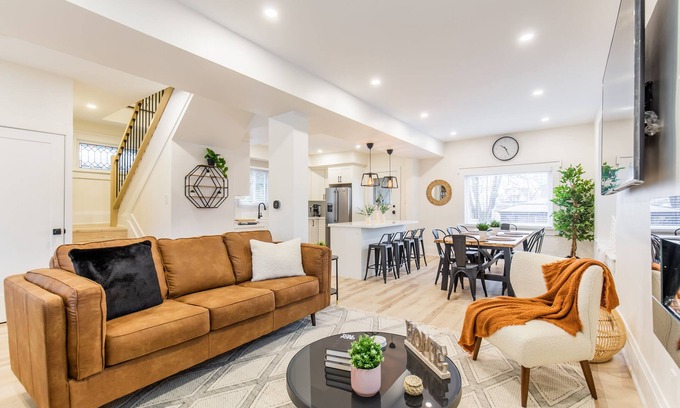 Niagara Falls House | Luxury Family Oasis W/GameRoom/Hot Tub & 10 Min Walk to Falls & Clifton Hill