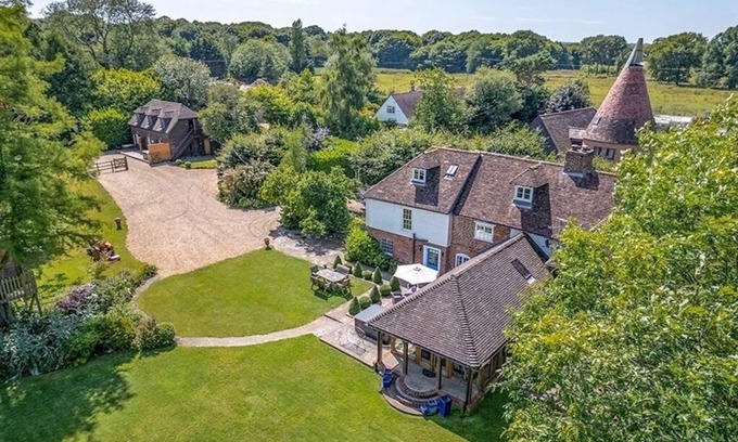 Stuppington House | Luxury Farmhouse with Hot Tub, pool (seasonal), tennis, bar and kids play area.