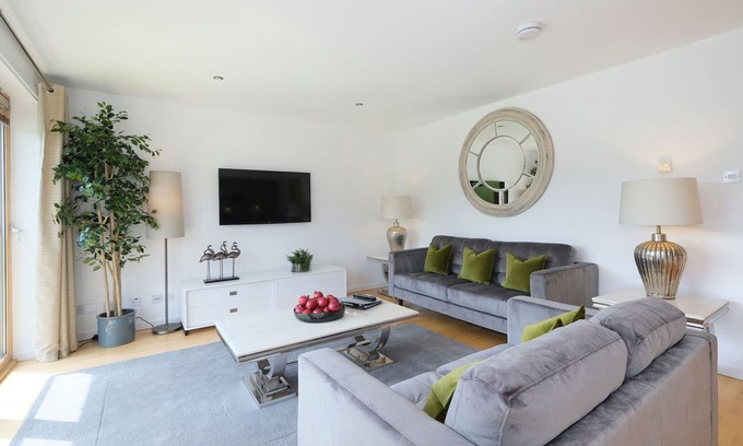 Dyce Apartment | Luxury flat in peaceful riverside near Aberdeen