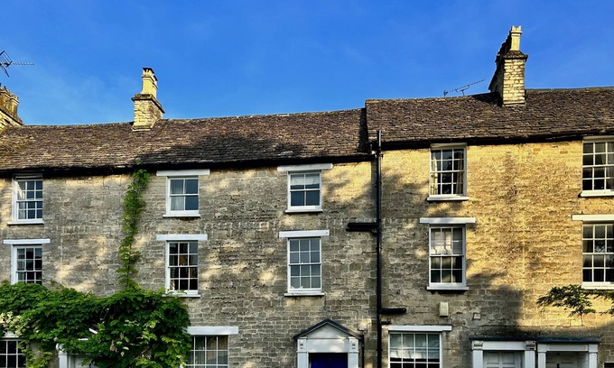 Tetbury House | Luxury Grade II Listed Retreat, Secret Walled Garden midst Royal Market Town