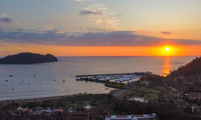 Canton Parrita Condo | Luxury Ground Floor Condo, close to pool access to beach club at Los Suenos.