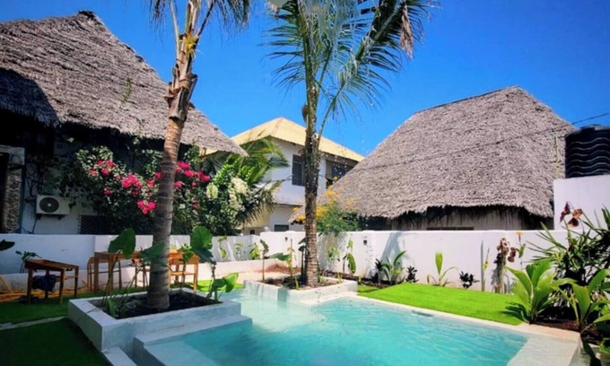 Paje Villa | Luxury ground-floor Villa & pool WIFI AC TV walk 90m to Paje beach shops & bars