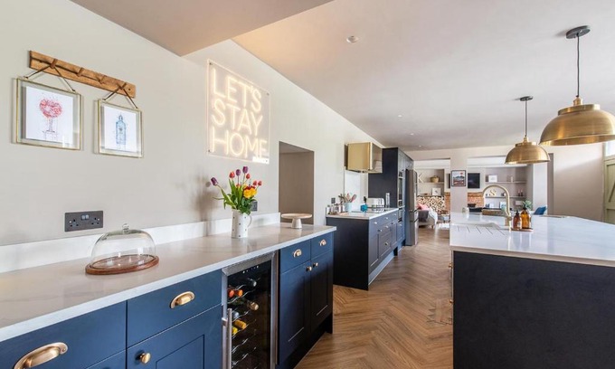 Warminster House | Luxury Group Celebration House with Hot Tub & Bar!