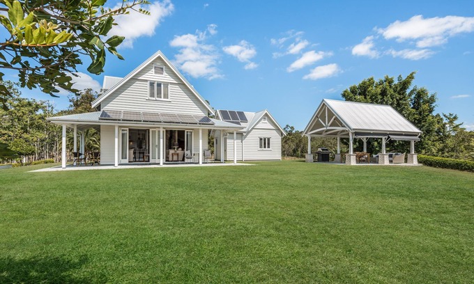 Moreton Bay Region House | Luxury Hamptons Style Country House on 40 Picturesque Acres | Free Netflix
