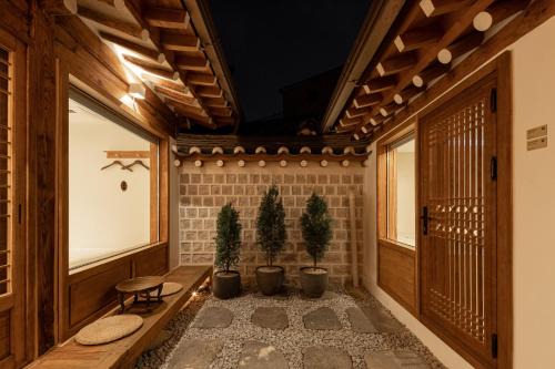 Seochon Villa | Luxury Hanok Mirror Courtyard