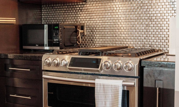 Kensington House | Luxury Haven Near DT | AC, Hot Tub, EV Charging