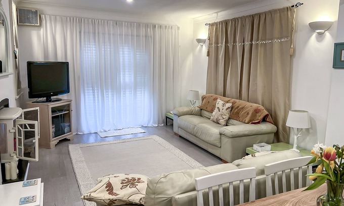 Ivybridge Apartment | Luxury holiday apartment 2 heated pools tennis court lake victorian gardens