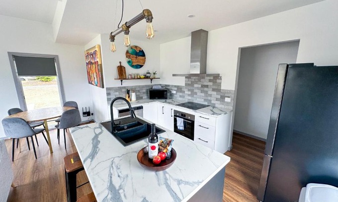 Mallacoota Apartment | Luxury Holiday Unit 8min walk to Town Center with Boat Parking
