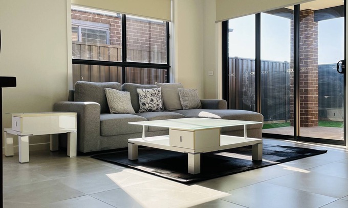 Melton South House | Luxury Home In Melton South- Free Parking And Wifi !