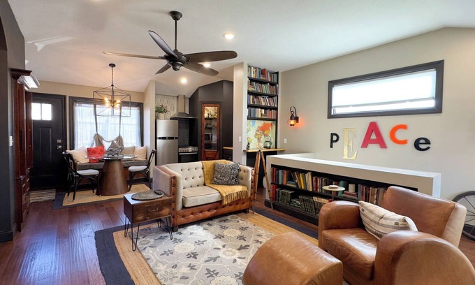 Peoria Heights House | Luxury Home in Peoria Heights with Spa Bath, Wifi, Laundry