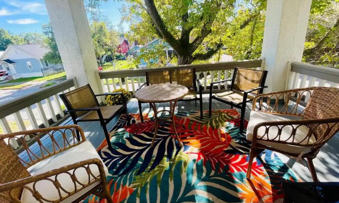 Coffeyville House | Luxury Home near South Historic District