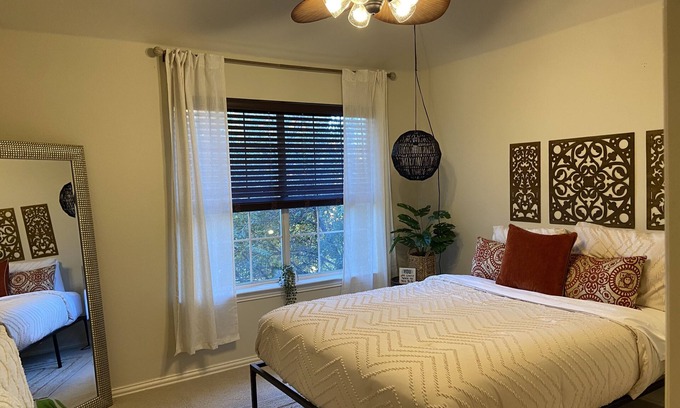 The Colony House | Luxury Home updated kitchen/Spa Bathrooms/and Grand Theater for movie night!