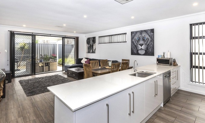 Christies Beach House | ★Luxury home w/King Bed, NBN/Netflix★ 3Bed 2Bath in Christies Beach
