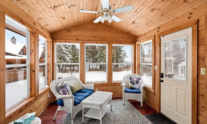 Two Harbors Cabin | Luxury Home with Guest Cabin
