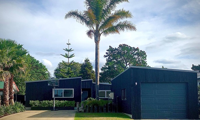 Whangamata House | Luxury Home with pool/spa; close to beach/4 bedroom/2 bath. On golf course.