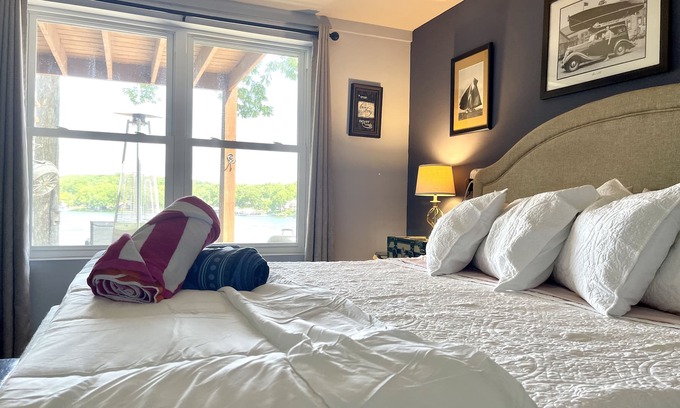 Sunrise Beach Apartment | Luxury Honeymoon Retreat for a Couple with Hot Tub & Lake Access