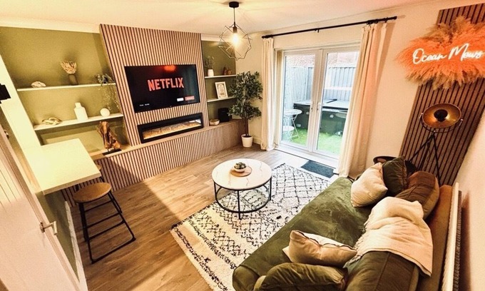 Cleethorpes House | Luxury Hot Tub 1 King Bed 1 Single Bed Private Parking 90sec walk to the beach