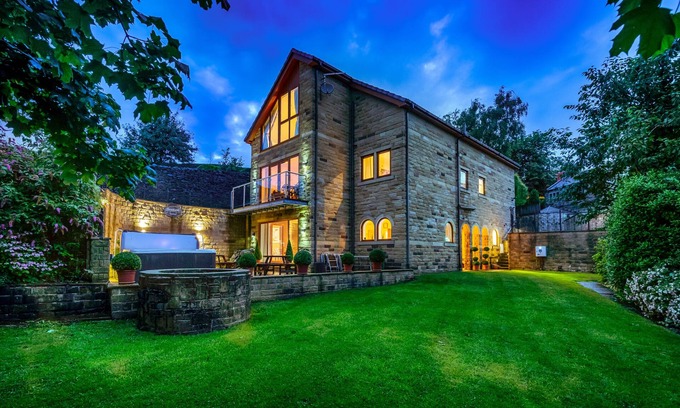 Holmfirth House | Luxury House & Family Retreat Sleeps 12 with Private Hot Tub