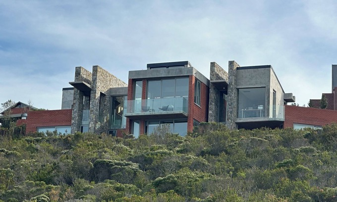 George House | Luxury house in Herolds Bay. Stunning ocean views. Hiking, cycling and golf.