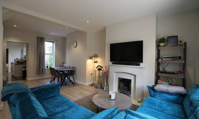 Carlisle House | Luxury House Near City Center Hospital & Superstore