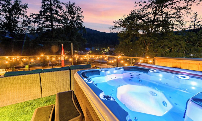 Cultus Lake House | Luxury House Right In Front of Cultus Lake w/Hot Tub & Paddleboards
