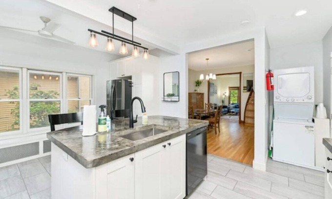 Summit - University House | Luxury King Bed | Newly Renovated | Bright & Sunnyn