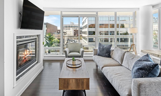 Inner Harbour Condo | Luxury King Suite w/Parking/Pool/Hot tub/Gym