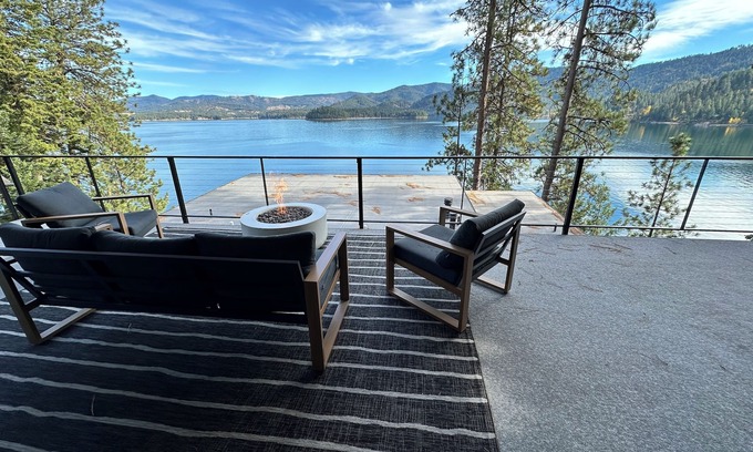 Clarksville House | Luxury Lake View