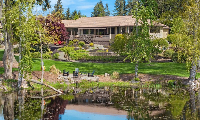 East Lake Hills House | Luxury Lakefront Retreat. #Bellevue #lakefront #vacation