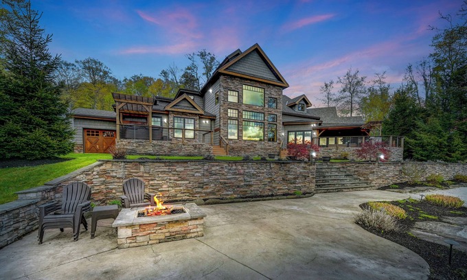 Montrose House | Luxury Lakefront Timber Frame Cabin: Hot Tub, Kayaks, Gym, Fishing, Sleeps 14+