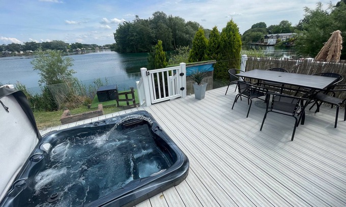 Tattershall House | Luxury lakeside caravan situated on award winning park Tattershall Lakes,private Fishing Peg,Hot tub